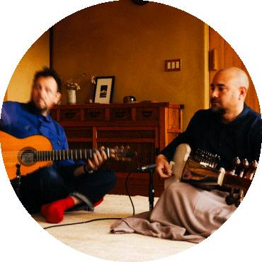 Derek Gripper and Alam Khan play their instruments