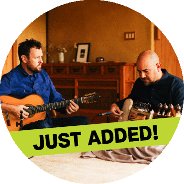 Derek Gripper and Alam Khan play their instruments