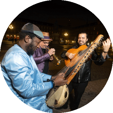 Flamenkora stands together with their instruments