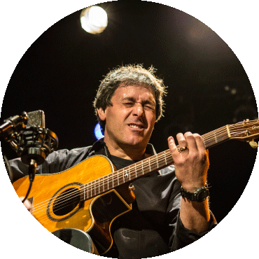 Peppino D'Agostino playing the guitar