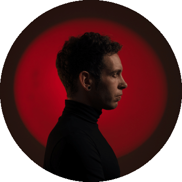 Side profile of Pipo Romero against red background