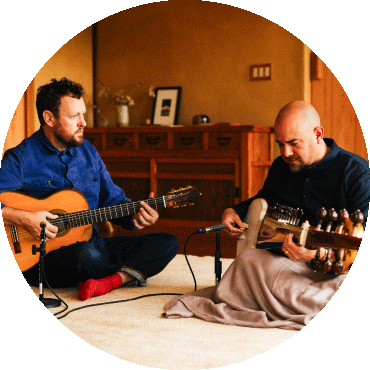 Derek Gripper and Alam Khan play their instruments