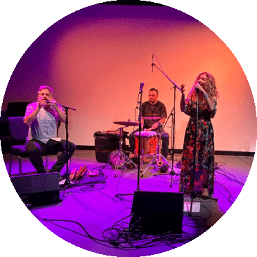 Zafarán performs together