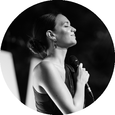 Tamara Jokvíc holds a microphone and smiles