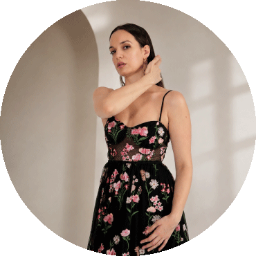Tamara Jokvíc stands and poses